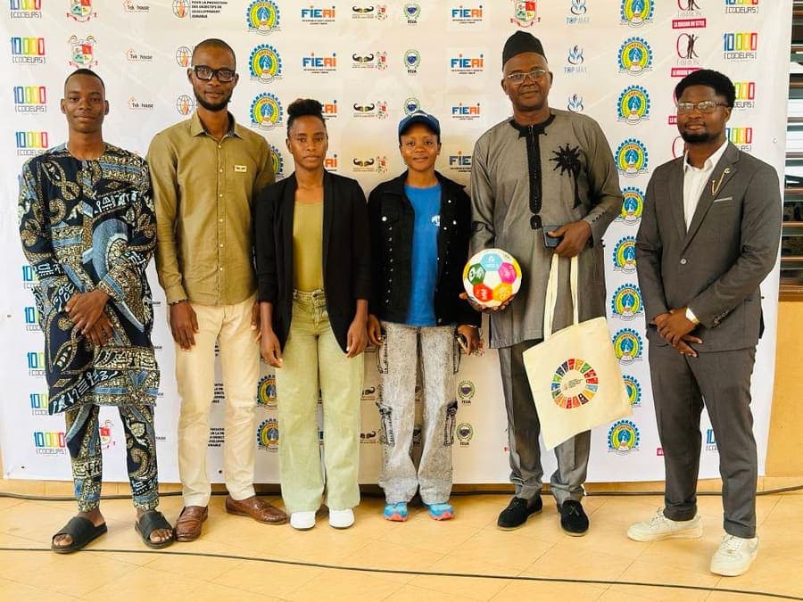 L'équipe organisatrice devant le photocall — Sidoine S. Amoussou